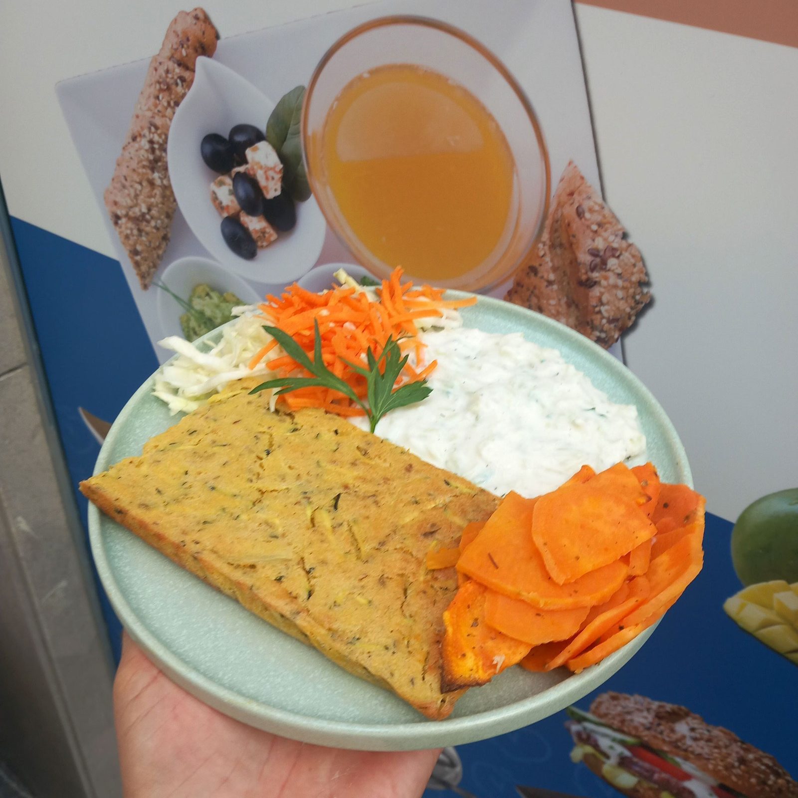 Čičerikina pita z omako tzatziki in svežo solato